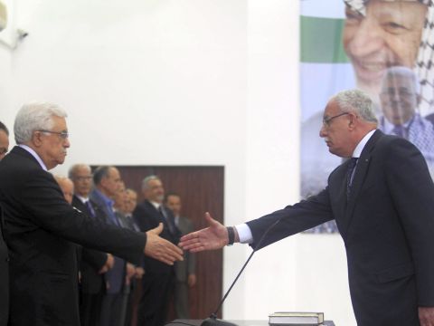 "על חשבוננו". אלמלכי ואבו מאזן [צילום: עצאם רמאווי/פלאש 90]