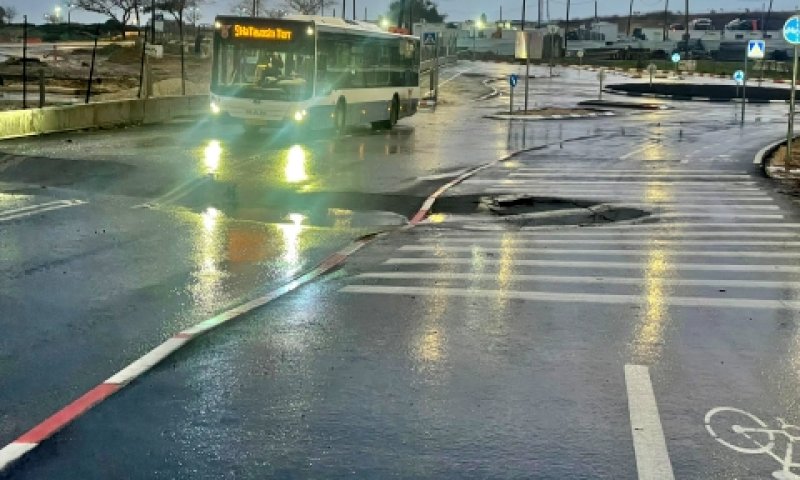 הבור שנפער ברחוב פרופס בת"א [צילום: דוברות המשטרה]