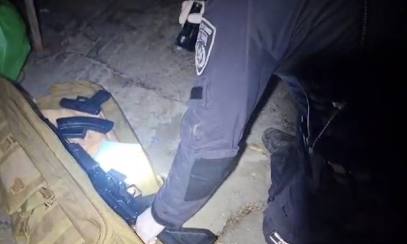 השוטרים איתרו בפשיטה אמצעי לחימה רבים [צילום: דוברות המשטרה]