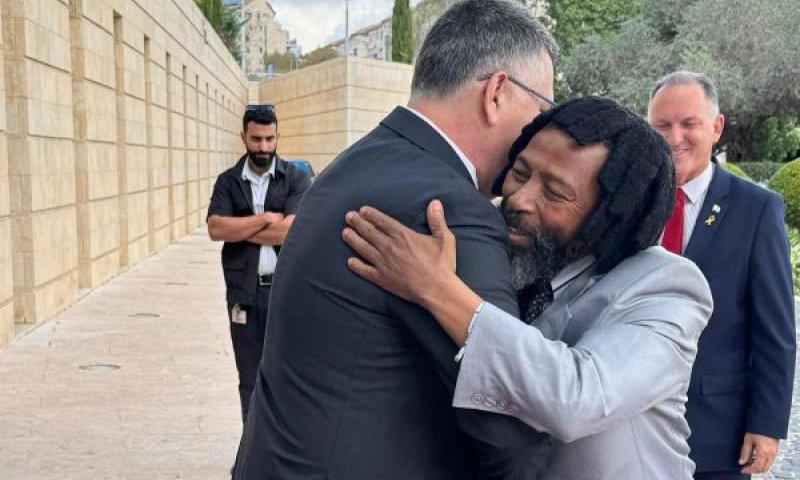 חיבוק דיפלומטי [צילום: שלומי אמסלם/לע"מ]