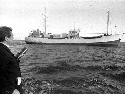 אייבי נתן המנוח וברקע ספינת קול השלום [AP]