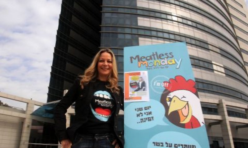 מיקי חיימוביץ' בבניין המשרדים הראשי בחיפה [צילום: יוסי וייס - דוברות חברת החשמל]