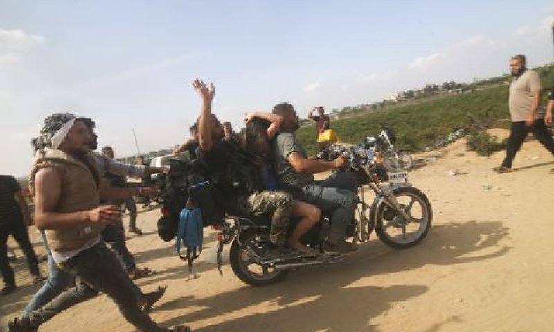 מחבלים חוטפים ישראלית לעזה [צילום: AP]