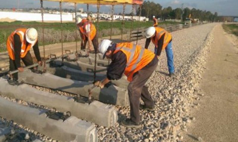 הנחת פסי הרכבת הראשונים של רכבת העמק ליד כפר יהושע