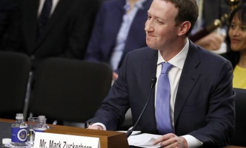 מרק צוקרברג מעיד [צילום: אלכס ברנדון/AP]
