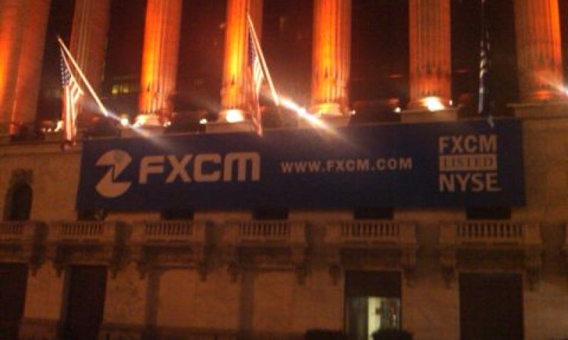 לוגו FXCM מתנוסס אמש בבורסת ניו-יורק