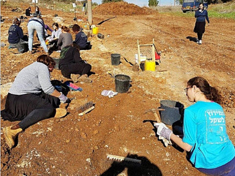 בנות אולפנת "אמית נגה" שהתנדבו בחפירה [צילום: אירנה זילברבוד, רשות העתיקות]