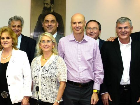בר-טל (במרכז), בצילום משותף עם ראש הממשלה ומנכ"לי משרדי הממשלה [צילום: משה מילנר/לע"מ]