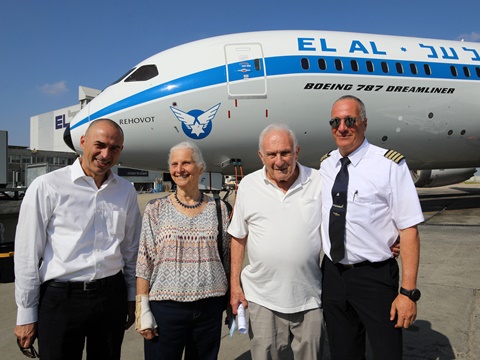 הקברניט, אודי נצר, עם הוריו מיכה ועפרה נצר, ועם מנכ"ל אל-על גונן אוסישקין [צילום: סיון פרג']