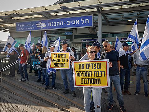 מחאה בכניסה לתחנת הרכבת בתל אביב [צילום: אריק מרמור/פלאש 90]