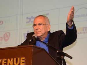 שוקי שמר. בקשותינו נדחו [צילום: סטודיו עדיף]