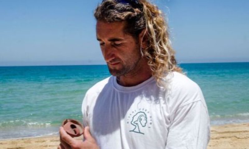 המציל מאיר אמשיק עם הנר שמצא [צילום: יולי שוורץ, דוברת רשות העתיקות]