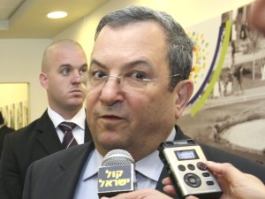 תמרון מטריד. שר הביטחון ברק [צילום: פלאש 90]