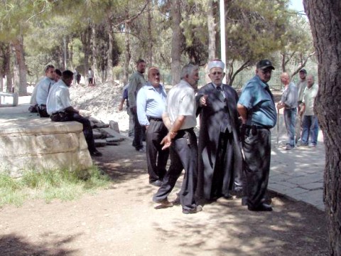 אנשי הוואקף מבקשים שלא לצלם את העבודות. בצד ניתן לראות שוטרים ישראלים יושבים בחוסר מעש