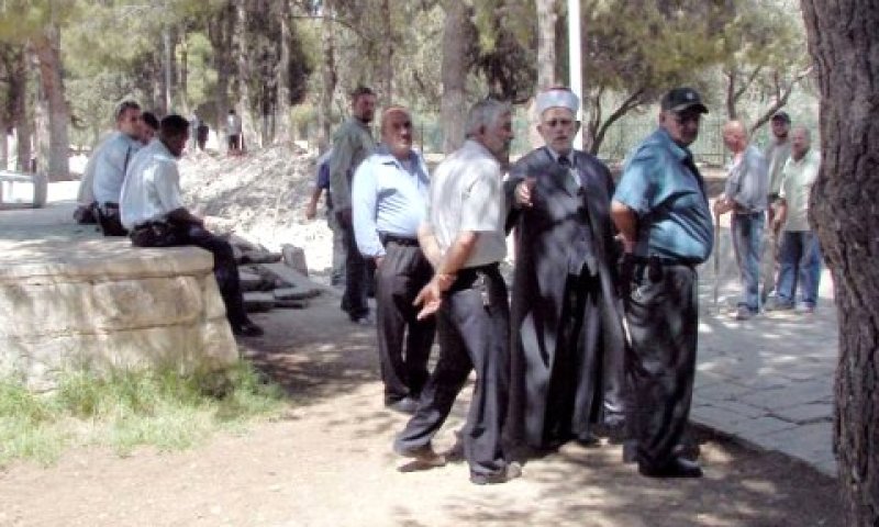 אנשי הוואקף בהר הבית [צילום: צחי צוויג]