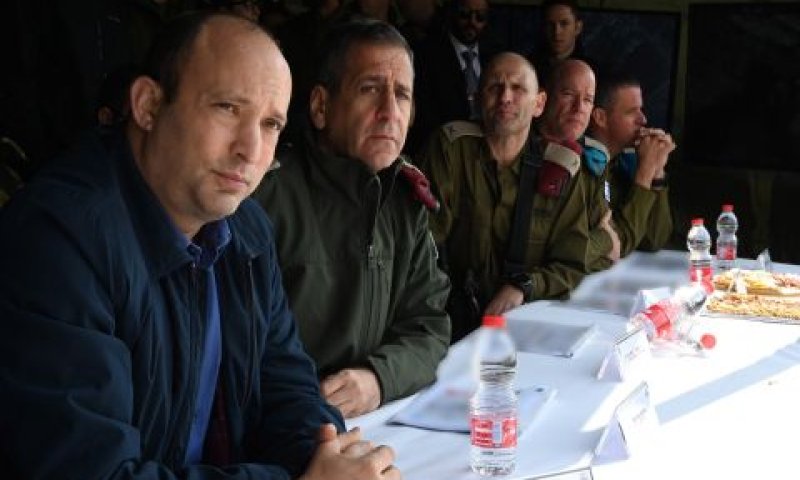 השר בנט ורא"ל כוכבי בהערכת המצב [צילום: אריאל חרמוני / משרד הביטחון]