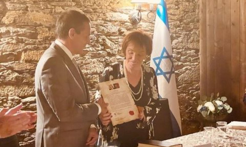 צביה וולדן, מקבלת את האות מידי לואיס אנדרדה, נשיא מרכז המעקב [צילום: BBIP]