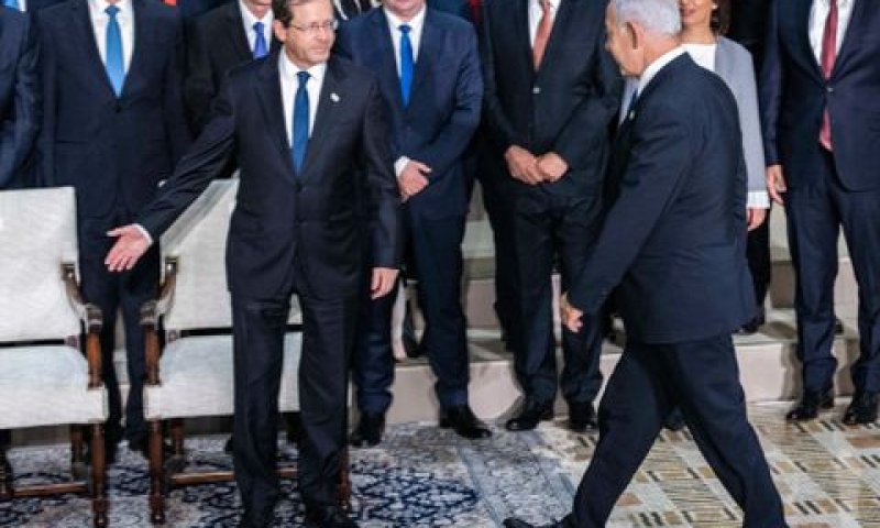 נתניהו והרצוג [צילום: אוליביה פיטוסי/פלאש 90]