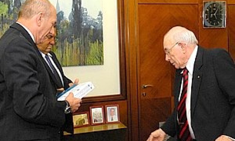 אהוד אולמרט ואהוד ברק מקבלים את הדוח מהשופט בדימוס אליהו וינוגרד[צילום: לע"מ]