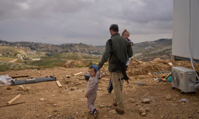 מתיישב וילדיו ביישוב יציב [צילום: אוהד צוויגנברג/AP]