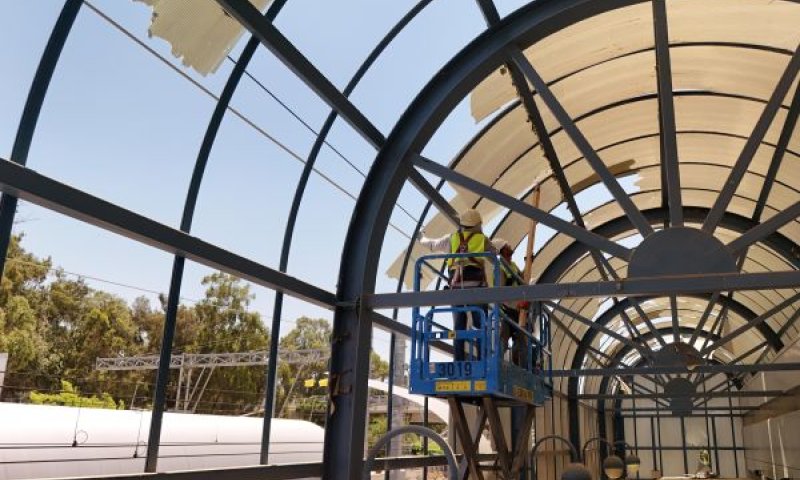 "לא עוצרת גם תחת אש". נזקי הטיל האירני [צילום: רכבת ישראל]