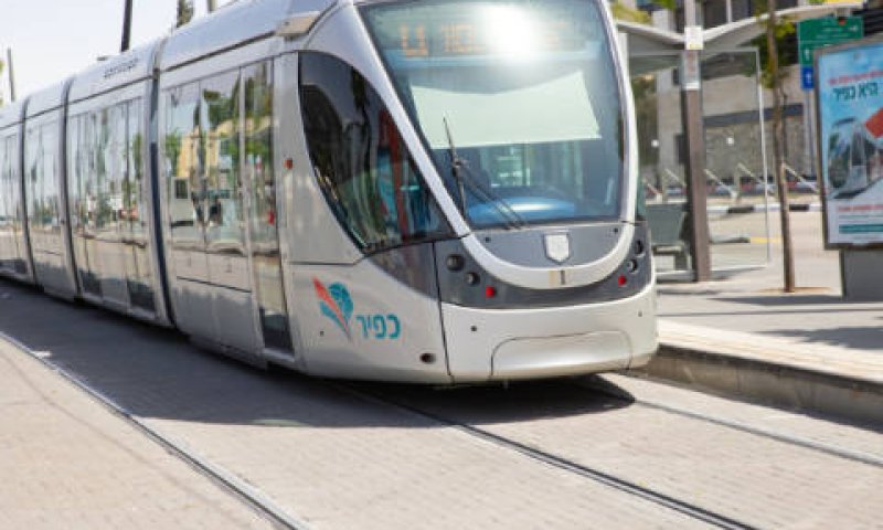 הרכבת הקלה בירושלים. נסיעה תעלה 8 שקלים [צילום: רודי אלמוג]