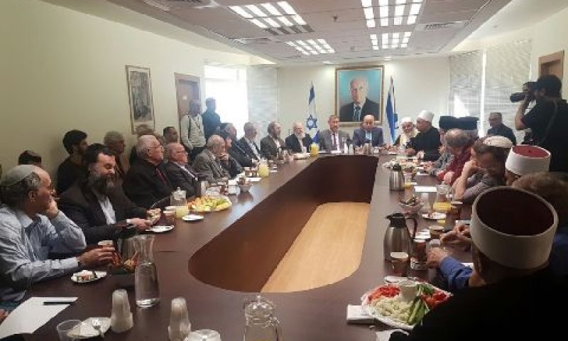 סביב שולחן אחד
