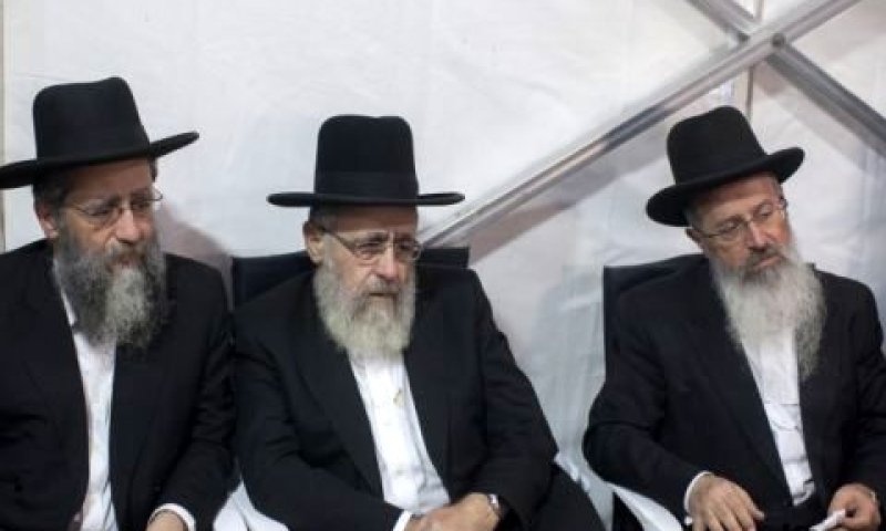 בני משפחת יוסף באוהל האבלים [צילום: פלאש 90]
