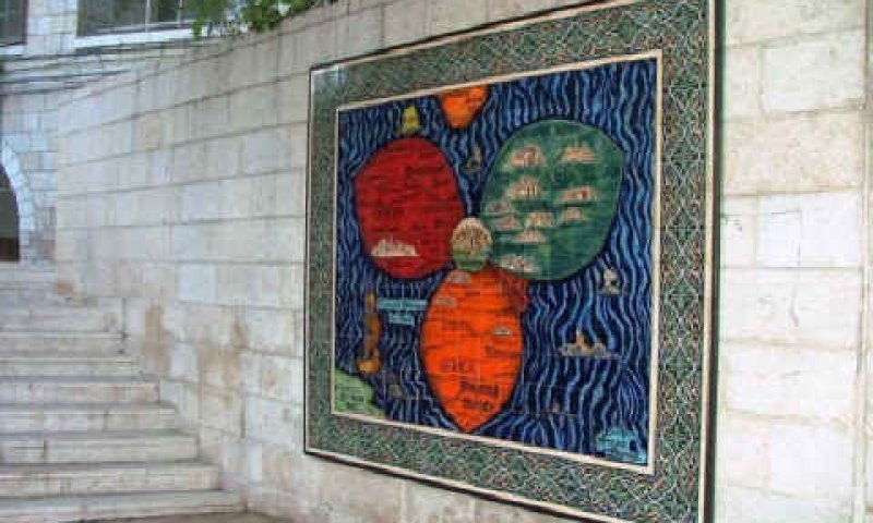 גובה של 3 מטר ורוחב של 4.5 מטר
