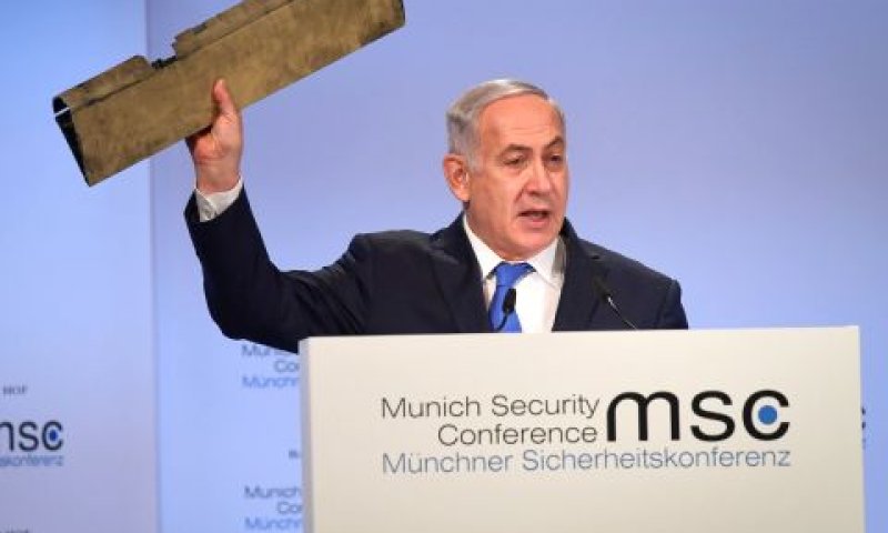 נתניהו מניף שריד של המל"ט האירני [צילום: עמוס בן גרשום/לע"ם]