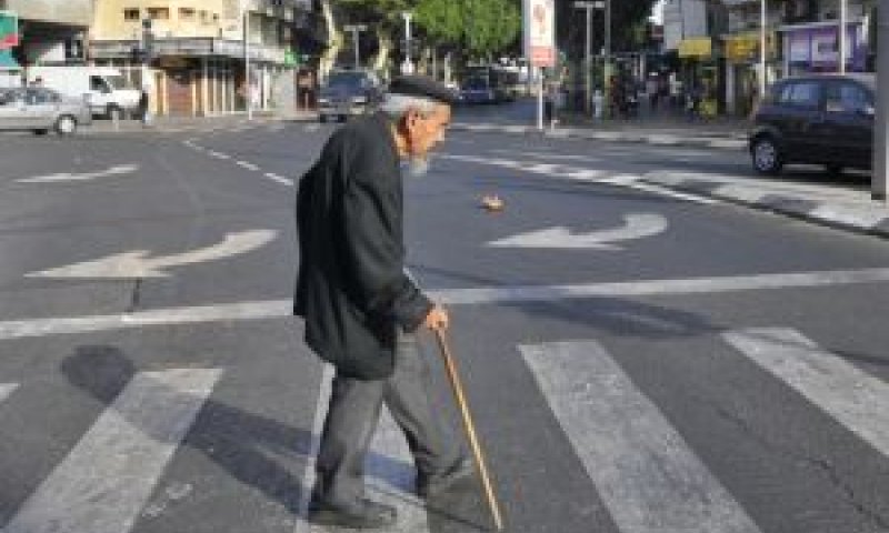 קשיש חוצה במעבר חצייה. עלייה במספר הנפגעים [צילום: פלאש 90]