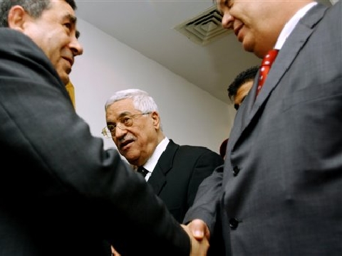 אבו מאזן בפגישה אמש עם דיפלומטים פלשתינים [AP]