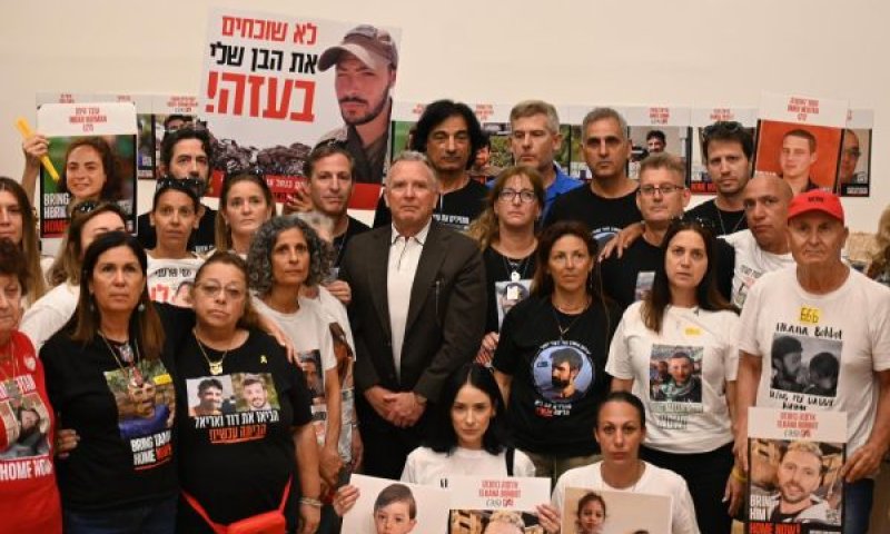 ווטקוף עם בני משפחות החטופים. "לסיים את המלחמה" [צילום: פאולינה פטימר]