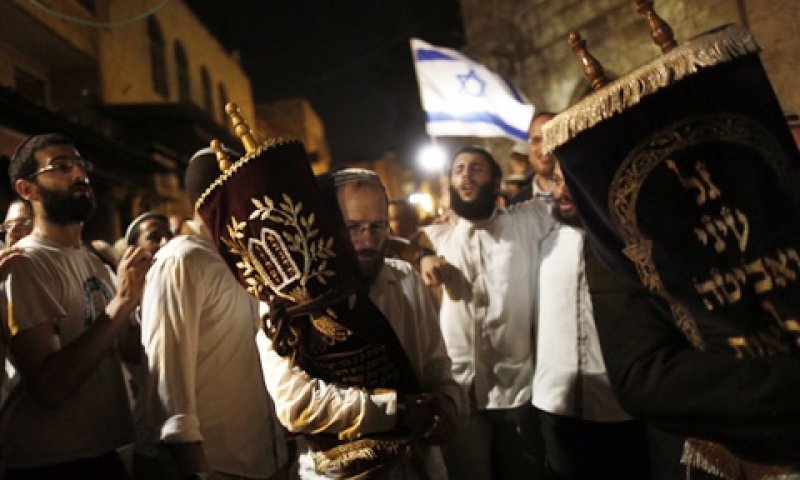 הקפות שניות בזירת הרצח בי-ם [צילום: יונתן זינדל, פלאש 90]