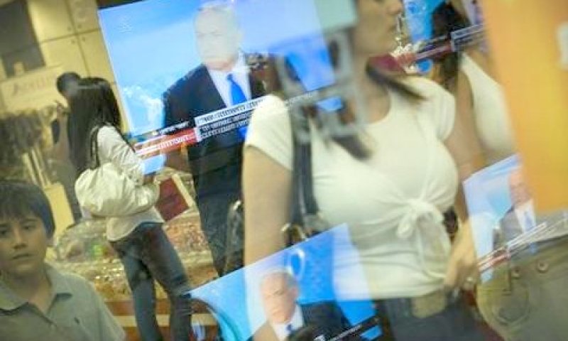 הנאום נשקף מחלון ראווה ירושלמי [צילום: AP]