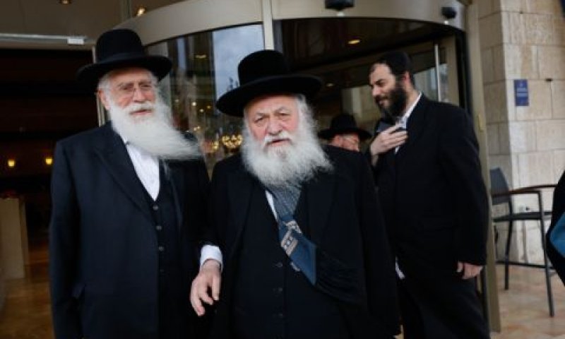 גולדקנופ וצוות המו"מ של יהדות התורה [צילום: אוליביה פיטוסי/פלאש 90]