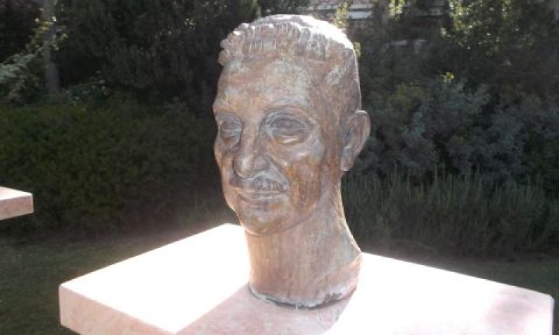 פסל ראשו של ויצמן בגינת בית הנשיא [צילום: איתמר לוין]