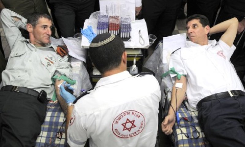 מפקד פיקוד העורף יאיר גולן ומנכ"ל מד"א אלי בין בתרגיל [צילום: דו"צ]