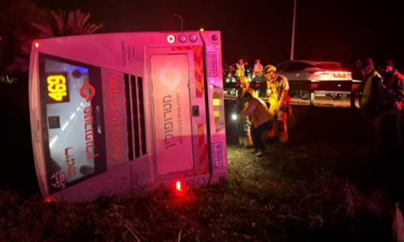 האוטובוס ההפוך, הלילה, בכביש 40 [צילום: תיעוד מבצעי מד"א]