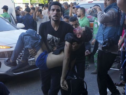 פצוע פלשתיני מובהל לבית החולים ברצועה [צילום: עאדל חנה/AP]
