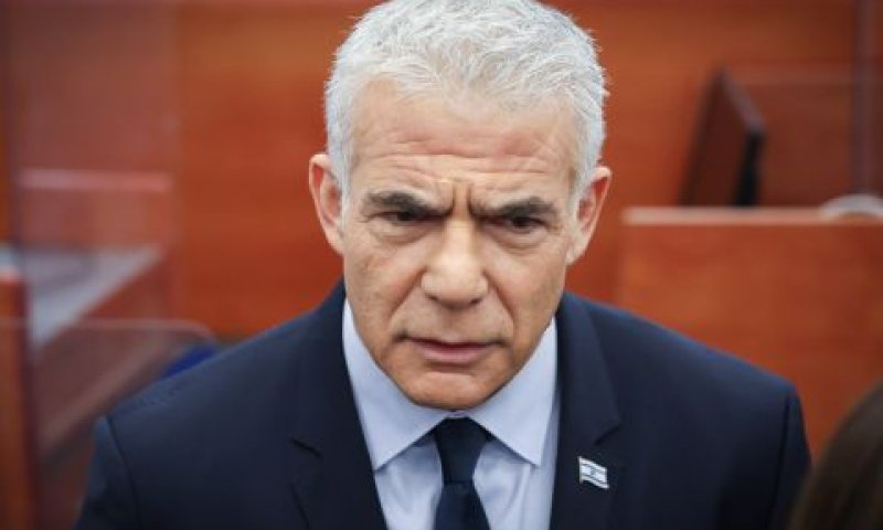 לפיד היום בבית המשפט [צילום: יונתן זינדל, פלאש 90]