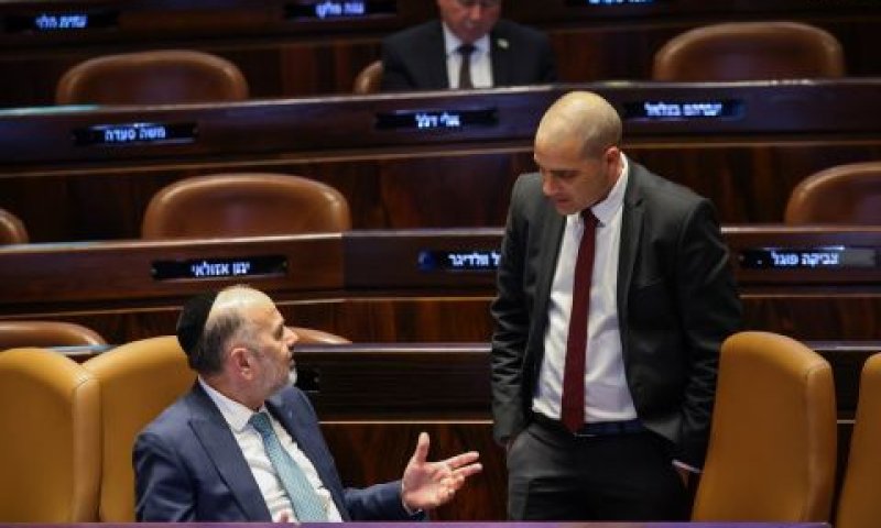 אופיר כץ מיוזמי החוק עם שר הרווחה יעקב מרגי [צילום: נועם מושקוביץ/דוברות הכנסת]