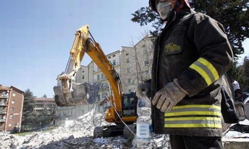 חופרים מתחת להריסות [צילום: AP]