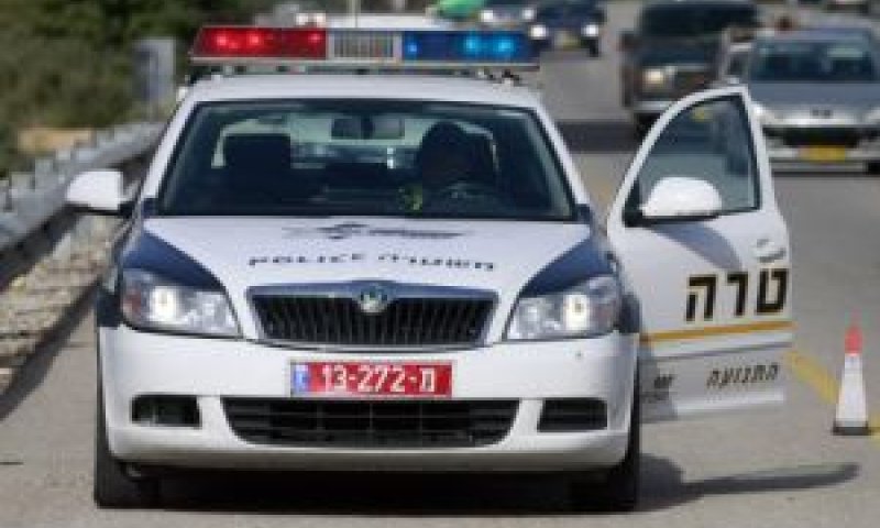 הסנדלר הולך יחף ושוטר התנועה מתפרע בכביש [צילום: פלאש 90]