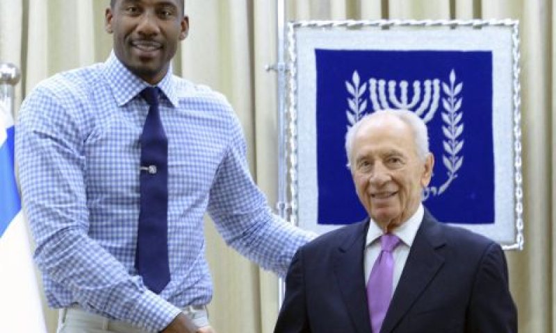 פרס עם שחקן NBA, אמארה סטודומאייר [צילום: מארק ניימן/לע"מ]