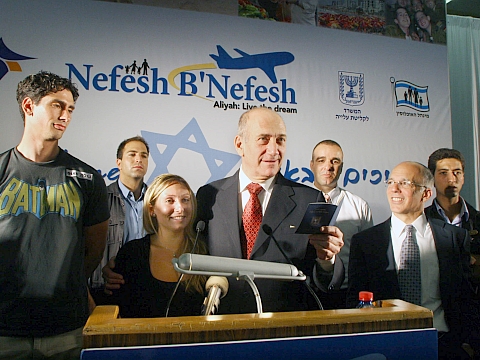 ראש הממשלה אולמרט מברך שני עולים חדשים מארה"ב, דינה ויקטור וג'ייסון גוסנל, שעלו בטיסה הבוקר [צילום: ששון תירם בע"מ]