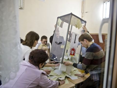 ספירת הקלפיות [צילום: AP]