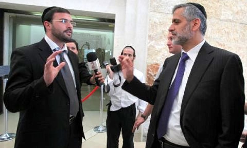 מחלוקת ספרדים. ישי מתעמת עם נציג העותרים בפרשת עמנואל יואב ללום, בפתח בית המשפט העליון [צילום: פלאש 90]
