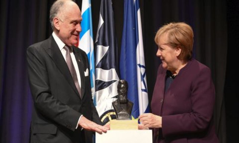 מרקל מקבלת את הפרס [צילום: יח"צ]