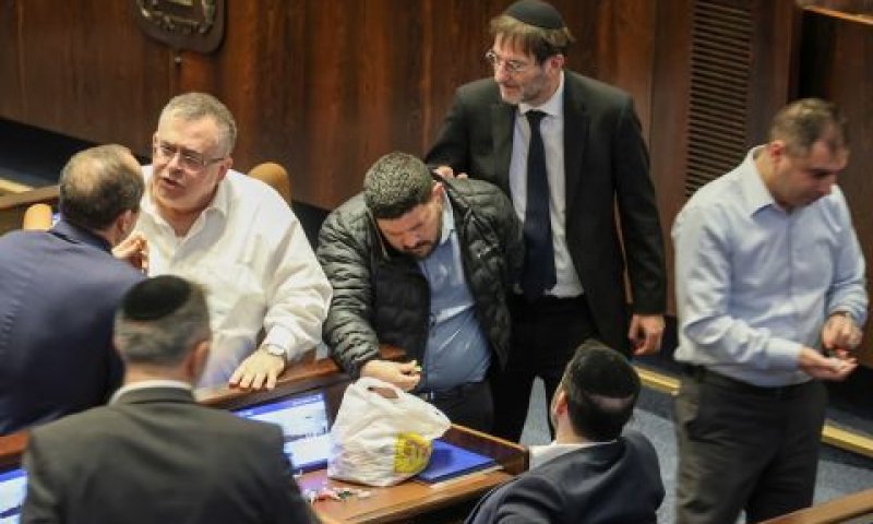 כהן. בוחן את הסוכריות של ביטן [צילום: דני שם-טוב/דוברות הכנסת]